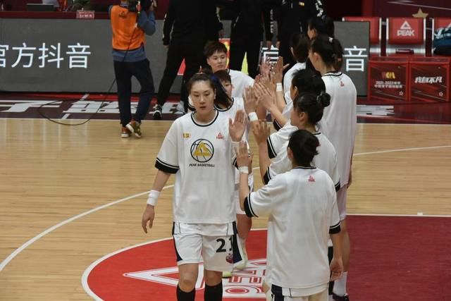 据西班牙《每日体育报》报道，法国中卫朗格莱最近几场比赛在阿斯顿维拉获得了首发机会，但他的未来依然不确定。